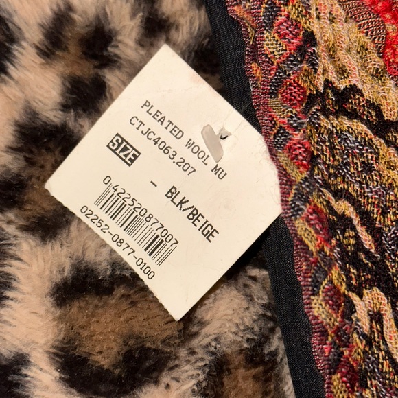 NWT: *Unisex* Pleated Wool Fringed Scarf - Picture 5 of 6